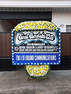 Papan Bunga Duka di Gunung Batu